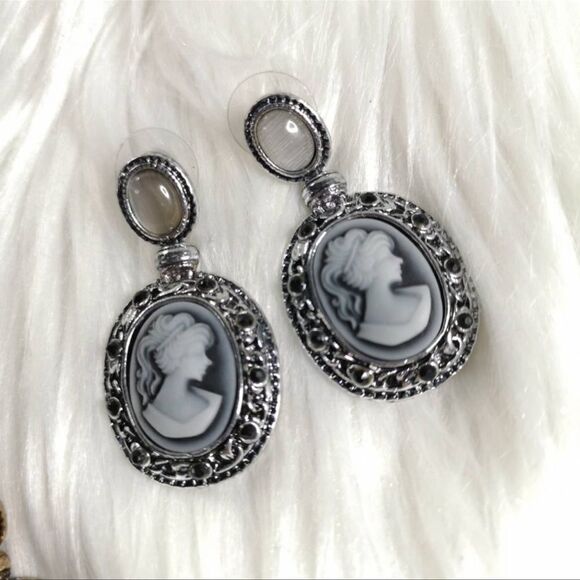 Brand New Silver Tone Cameo Dangle Earrings - Picture 2 of 2
